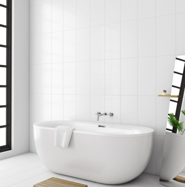 Dinding kamar mandi dengan ubin putih polos